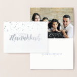 Tarjeta feliz grabada al agua fuerte de la foto de<br><div class="desc">La tarjeta feliz elegante y linda de la foto del día de fiesta de las burbujas de la nieve de Jánuca es perfecta para todos sus amigos y familia estas vacaciones. Modifique el texto para requisitos particulares con su apellido y el año e intercambie hacia fuera la imagen por una...</div>