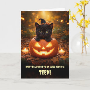 Tarjeta Feliz Halloween a un gato adolescente lindo