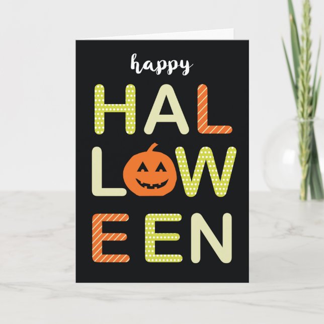 Tarjeta Feliz Halloween negrita y coloridas letras en negr (Anverso)