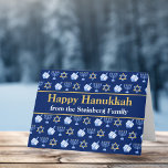 Tarjeta Feliz Hanukkah Blue Menorah Star of David Pattern<br><div class="desc">Hermosa tarjeta personalizada Happy Hanukkah en azul bonito con un fresco patrón de estrella del judaísmo,  dreidel para divertidos juegos de Chanukah,  y la menorah judía para la festividad.</div>