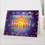 Tarjeta Feliz Hanukkah iluminó festival de feriado judío<br><div class="desc">Feliz Hanukkah Hermosa tarjeta de felicitación de feriado judío. Texto feliz de Chanukah - Traducción del fondo hebreo / judío Hanukkah con los símbolos tradicionales de Chanukah - Menorah de oro, Candelabro y velas de Hanukkiah, dreidels de madera (hilatura), donuts, estrella de David y patrón de papel pintado de luces...</div>