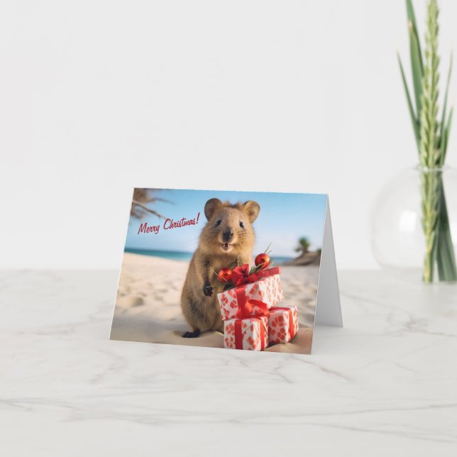 Tarjeta Feliz Navidad Quokka en la playa con regalos (Anverso)