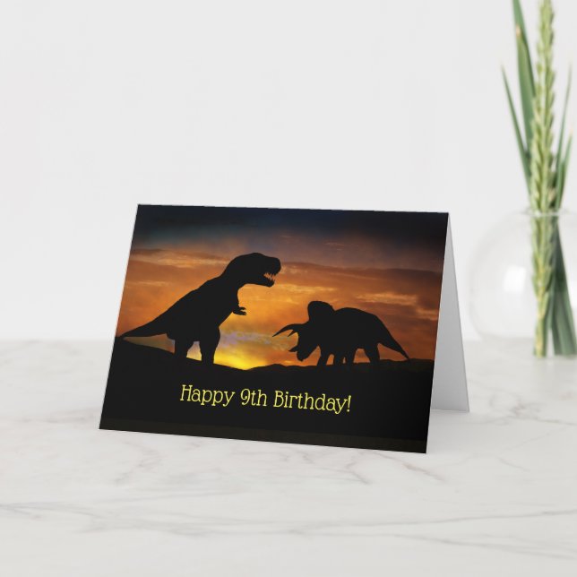 Tarjeta Feliz noveno cumpleaños con dinosaurios cutáneos (Anverso)