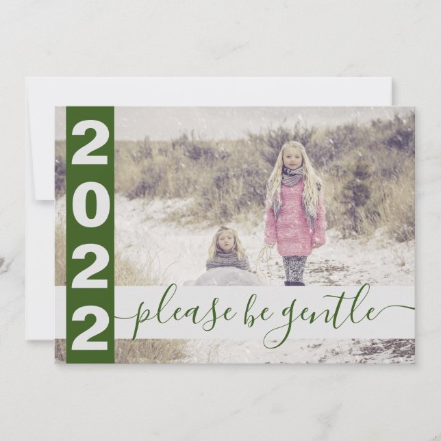 Tarjeta Festiva 2022 Divertido Por favor, sean gentiles. Foto Verd (Anverso)
