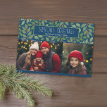 Tarjeta Festiva 2 marina botánica de bienvenida de Collage de foto<br><div class="desc">Tonos de hojas botánicas verdes con bayas de coral rojo - Un diseño caprichoso con un collage de dos fotos en la parte delantera y un patrón moderno de rama de eucalipto en la parte posterior. El saludo es un tipo de letra festivo art deco que es sencillo y puede...</div>