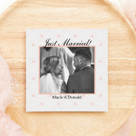 Tarjeta Festiva Acaban de Casarse Melocotón Pastel y Crema Geométr