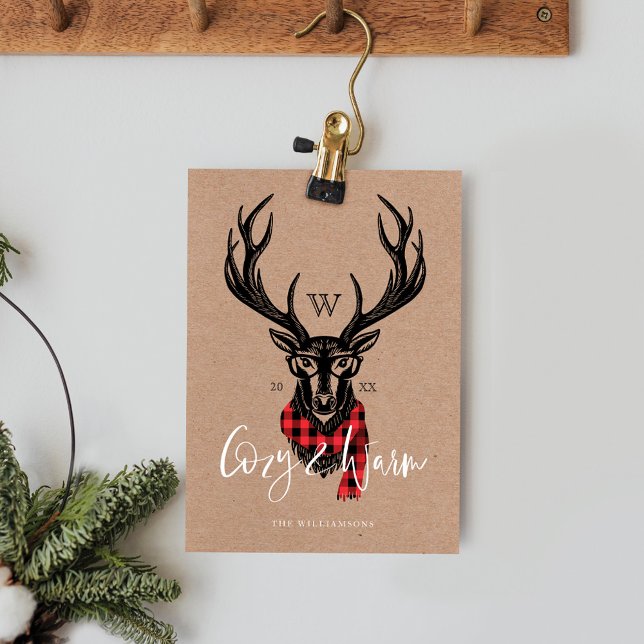 Tarjeta Festiva Acogedor y acogedor | Monograma de reno de búfalo  (Cozy & Warm | Red Buffalo Plaid Reindeer Monogram Holiday Card)