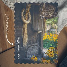 Tarjeta Festiva Acogedora casa de campo con flores amarillas