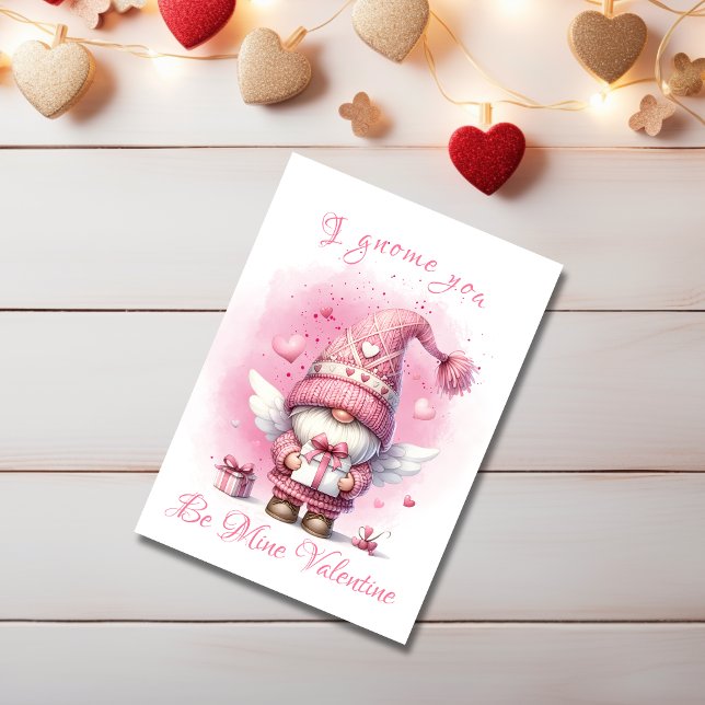 Tarjeta Festiva Adorable Gnome Rosa Con Acuarela De Regalo Valenti (Subido por el creador)
