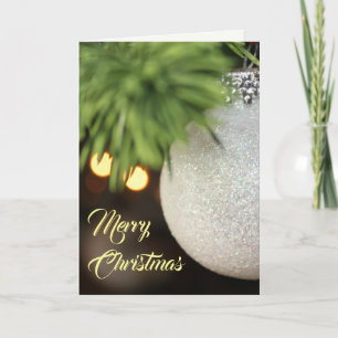 Tarjeta Festiva Adorno blanco brillante en rama de pino con luces