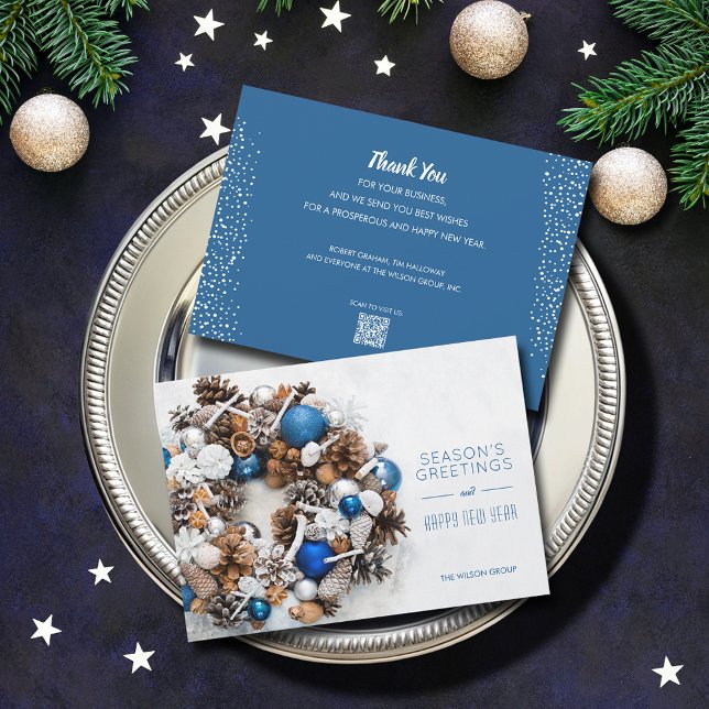 Tarjeta Festiva Adornos Corona de Pino Código QR Negocio (Ornaments pine wreath business holiday cards feature your greeting and QR code on the back)