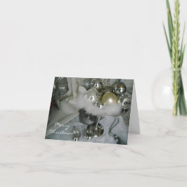 Tarjeta Festiva Adornos plateados y blancos sobre un pedestal de p
