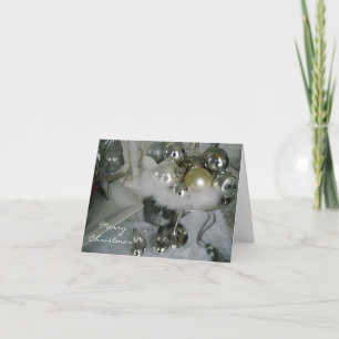 Tarjeta Festiva Adornos plateados y blancos sobre un pedestal de p