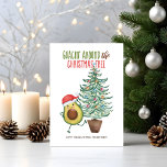 Tarjeta Festiva Aguacate Santa Guacin, un tema divertido en torno<br><div class="desc">Comparte algo de humor de las vacaciones con esta tarjeta de Navidades que presenta un lindo aguacate bailando en un sombrero de Santa "Guacin' alrededor del árbol de Navidad". El reverso es una huella rústica al estilo Kraft. Arte por KL Stock</div>