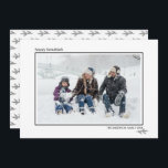 Tarjeta Festiva Agujas de pino blanco y negro Feliz Familia Hanukk<br><div class="desc">Elegantes y bonitas tarjetas de fotos son perfectas para todos tus amigos y familia esta temporada de vacaciones. Personalizar el texto "feliz hanukkah" con tu propio saludo y cambia el nombre de la familia y el año e intercambia la foto por una foto de tus hijos, mascota o toda la...</div>