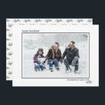 Tarjeta Festiva Agujas de pino blanco y negro Feliz Familia Hanukk<br><div class="desc">Elegantes y bonitas tarjetas de fotos son perfectas para todos tus amigos y familia esta temporada de vacaciones. Personalizar el texto "feliz hanukkah" con tu propio saludo y cambia el nombre de la familia y el año e intercambia la foto por una foto de tus hijos, mascota o toda la...</div>