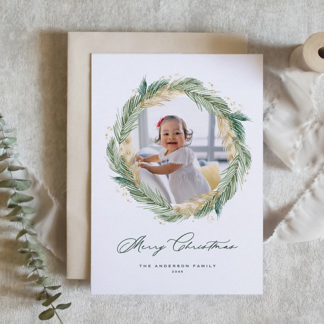 Tarjeta Festiva Agujas de pino dorado Wreath Merry Christmas Photo (Faux Gold Foil Pine Needles Wreath Merry Christmas Photo Holiday Card)