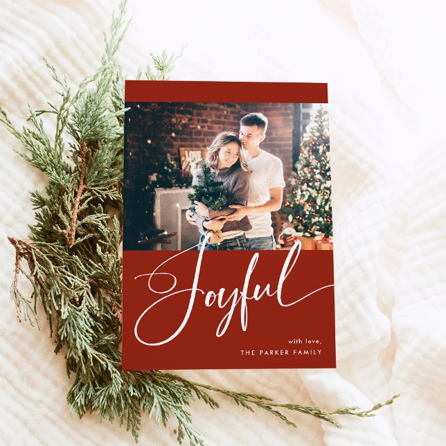 Tarjeta Festiva Alegre | Elegantes guiones y dos Navidades de foto (An elegant red Christmas photo card that says "joyful" in modern calligraphy)