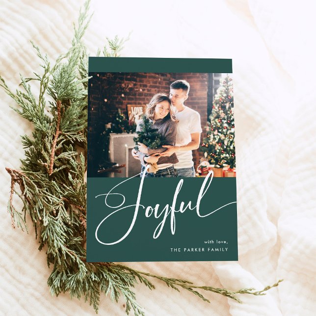 Tarjeta Festiva Alegre | Elegantes guiones y dos Navidades de foto (An elegant green Christmas photo card that says "joyful" in modern calligraphy)