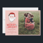 Tarjeta Festiva Alegre Santa Face | Merry y Bright | Foto<br><div class="desc">Esta tarjeta de foto de Navidad muestra una alegre cara de Papá Noel en un fondo rosado. Dice "Te deseo una temporada navideña feliz y brillante" con un lugar donde agregar tu foto favorita. Puedes personalizar con tu nombre y el año en la parte inferior. En la parte posterior hay...</div>