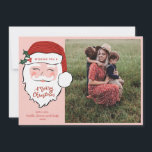 Tarjeta Festiva Alegre Santa Face | Navidades rosados | Foto<br><div class="desc">Esta tarjeta de foto de Navidad muestra una alegre cara de Papá Noel en un fondo rosado. Dice "Te deseo una Feliz Navidad" con un lugar donde agregar tu foto favorita. Puedes personalizar con tu nombre y el año en la parte inferior. En la parte posterior hay otro patrón de...</div>