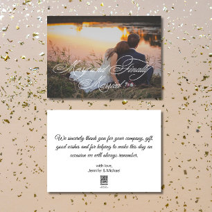 Tarjeta Festiva alegres y finalmente casados recién casados foto e