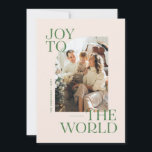 Tarjeta Festiva Alegría a los Navidades de tipo moderno del mundo<br><div class="desc">Envíe sus saludos navideños familiares con esta tarjeta de Navidades religiosos verde,  moderna,  elevada y de moda con las palabras "Alegría al mundo",  acompañada de un marco fotográfico de borde curvo. La parte posterior de la tarjeta también tiene espacio para escribir su propio mensaje.</div>