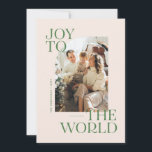 Tarjeta Festiva Alegría a los Navidades de tipo moderno del mundo<br><div class="desc">Envíe sus saludos navideños familiares con esta tarjeta de Navidades religiosos verde,  moderna,  elevada y de moda con las palabras "Alegría al mundo",  acompañada de un marco fotográfico de borde curvo. La parte posterior de la tarjeta también tiene espacio para escribir su propio mensaje.</div>