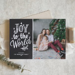 Tarjeta Festiva Alegría Al Mundo Leyendo La Foto De Chalkboard<br><div class="desc">¡Alegría al mundo, el Señor ha venido! Tarjeta de foto religiosa de Navidad de personalizable con letras a mano, chispas y follaje con un falso fondo de pizarra. Personalice agregando nombres, fotos, direcciones y mensajes. Envíe deseos y saludos de Navidades a la familia y amigos con esta tarjeta plana rústica...</div>