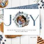 Tarjeta Festiva Alegría fotográfica en corona azul y plateada eleg<br><div class="desc">Agradables amigos y familia con esta preciosa tarjeta de vacaciones "JOY" con una exquisita cortina de flores de color acuático, azul rústico y plata cubriendo tu fotografía con la letra "O". El resto de las letras en elegantes damasco decorativo azul y gris plateado con un patrón de remolinos. Hay dos...</div>