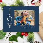 Tarjeta Festiva Alegría fotográfica minimalista<br><div class="desc">Dilo simplemente con estas tarjetas de felicitación con fotos de 7" x 5" que presentan el saludo,  "Alegría",  en letras blancas sobre un fondo azul marino. Simplemente agrega tu foto,  nombre y año favoritos.</div>