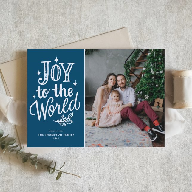 Tarjeta Festiva Alegría Verde A Los Navidades Mundiales Festividad (Celebrate the season with this customizable blue "Joy to the World" photo Christmas card.)