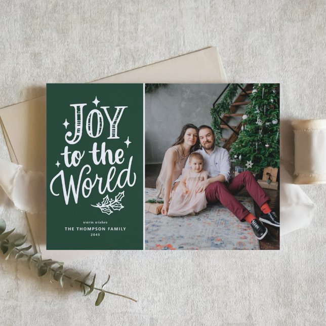 Tarjeta Festiva Alegría Verde A Los Navidades Mundiales Foto De Ca (Celebrate the season with this customizable green "Joy to the World" photo Christmas card.)