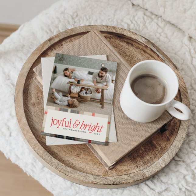 Tarjeta Festiva Alegría y Brillante Plaid Invernal Acogedor Foto (Joyful & Bright Cozy Winter Plaid Holiday Photo Card)