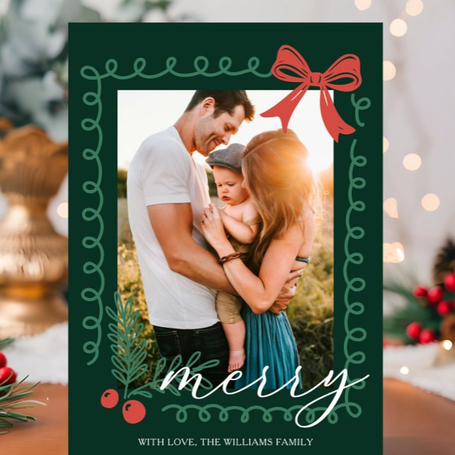 Tarjeta Festiva Allegre Rojo y Verde Dibujado a Mano (Red and green holiday card with hand drawn spiral border, holly, berries, bow, and “Merry” greeting.)