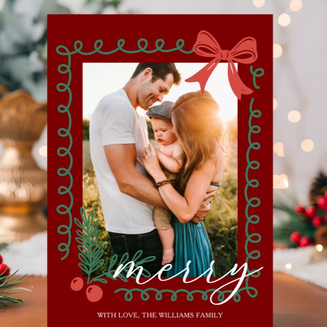 Tarjeta Festiva Allegre Rojo y Verde Dibujado a Mano (Red and green holiday card with hand drawn spiral border, holly, berries, bow, and “Merry” greeting.)