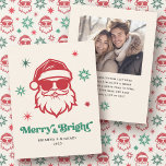 Tarjeta Festiva Alumnos con gafas de sol brillantes estrellas retr<br><div class="desc">Navidades tarjeta de felicitación por festividad con gafas de sol y el texto "Merry and Bright" en un divertido y retro tipo de letra. Tonos rojos y verdes sobre un fondo crema claro. Foto personalizado y mensaje en la parte de atrás. Los colores se pueden personalizar en la herramienta de...</div>