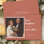 Tarjeta Festiva Amar a la risa alegremente después de la foto de u<br><div class="desc">Tarjeta de navidades fotográficos bodas, personalizada con la foto de su boda y el mensaje de su personalizado en la parte posterior. Minimalista diseño moderno en arcilla naranja y blanco en tarjeta de borde ondulado de vieiras. La frase dice "risas de amor alegremente por siempre" y la plantilla de la...</div>