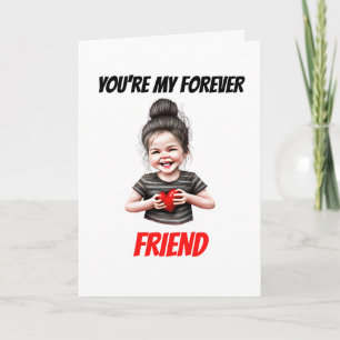 Tarjeta Festiva Amiga para siempre chica caucásica mostrando coraz