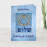 Tarjeta Festiva ¡Amo Hanukkah! (Personalizado)<br><div class="desc">Esta tarjeta Hanukkah presenta un diseño único, sofisticado y original de Magen David, diseñado por la artista Leslie Sigal Javorek, que está adornado con un triángulo de plata martillado que se une con un corazón dorado, caracteres hebreos de azul oscuro que escriben "Shalom" (paz) y un sutil fondo azul con...</div>