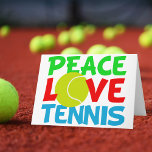 Tarjeta Festiva Amor al tenis<br><div class="desc">Me encanta jugar al tenis. Un lindo jugador de tenis Navidad regalo con una pelota de tenis amarilla como el O in Love. La paz y el tenis escritos en azul y verde.</div>