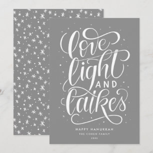 Tarjeta Festiva Amor Luz y Latkes en gris Hanukkah