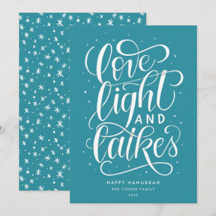 Tarjeta Festiva Amor Luz y Latkes en Hanukkah Verde Azulado