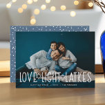 Tarjeta Festiva Amor, luz y linternas | Foto de Hanukkah<br><div class="desc">La tarjeta de fotos de Hanukkah,  fina y desenfadada,  incluye tu foto horizontal o paisajista favorita con "amor,  luz,  lagos",  con letras blancas acentuadas con estrellas de David. Personaliza con tu saludo de Hanukkah,  nombres y el año bajo. Las tarjetas se revierten a un patrón de nieve y estrellas.</div>