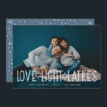 Tarjeta Festiva Amor, luz y linternas | Foto de Hanukkah<br><div class="desc">La tarjeta de fotos de Hanukkah,  fina y desenfadada,  incluye tu foto horizontal o paisajista favorita con "amor,  luz,  lagos",  con letras blancas acentuadas con estrellas de David. Personaliza con tu saludo de Hanukkah,  nombres y el año bajo. Las tarjetas se revierten a un patrón de nieve y estrellas.</div>