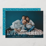 Tarjeta Festiva Amor, luz y linternas | Foto de Hanukkah<br><div class="desc">La tarjeta de fotos de Hanukkah,  fina y desenfadada,  incluye tu foto horizontal o paisajista favorita con "amor,  luz,  lagos",  con letras blancas acentuadas con estrellas de David. Personaliza con tu saludo de Hanukkah,  nombres y el año bajo. Las tarjetas se revierten a un patrón de nieve y estrellas.</div>