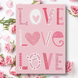 Tarjeta Festiva Amor texto en tonos rosa con corazones y flores