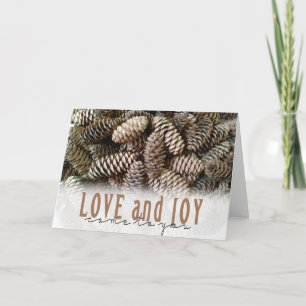 Tarjeta Festiva Amor y Alegría Navideña Rústica Piña de Pino