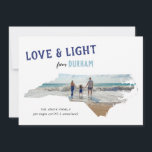 Tarjeta Festiva Amor y luz de Carolina del Norte Foto de Hanukkah<br><div class="desc">Estás orgulloso de ser de Carolina del Norte, envía un poco de orgullo de estado ligero esta temporada navideña con esta foto de la tarjeta de vacaciones Hanukkah con texturas en añil y azul claro y acentuado con copos de nieve. Personaliza con tu propio mensaje de alegría, ubicación, el año,...</div>