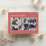 Tarjeta Festiva Amor y luz | Hanukkah con copos de nieve modernos<br><div class="desc">Un diseño moderno y festivo para tus saludos de vacaciones con dos fotos alineadas una al lado de la otra, en un fondo de terracota desértico de tendencia, adornado con guirnaldas de copos de nieve a lo largo del lado derecho. "Amor y Luz" aparece al otro lado de la parte...</div>